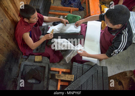 Mönche, handgeschöpftem Papier Schrift und Holzschnitte in der heiligen Schrift Bakong Druckmaschine Kloster in Dege, Sichuan, China Stockfoto