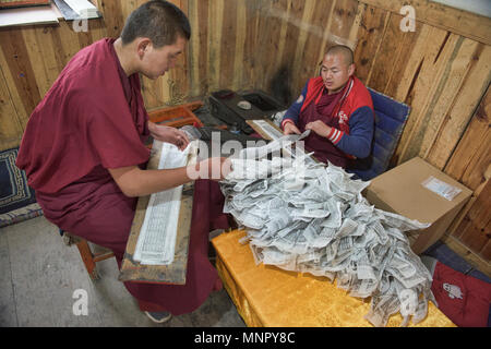 Mönche, handgeschöpftem Papier Schrift und Holzschnitte in der heiligen Schrift Bakong Druckmaschine Kloster in Dege, Sichuan, China Stockfoto