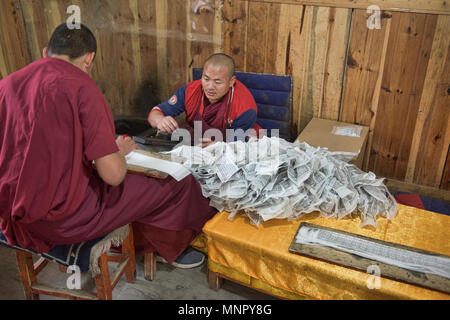 Mönche, handgeschöpftem Papier Schrift und Holzschnitte in der heiligen Schrift Bakong Druckmaschine Kloster in Dege, Sichuan, China Stockfoto