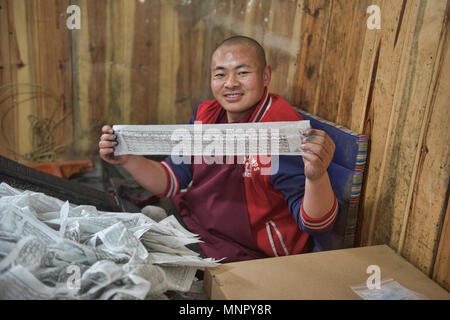 Mönch, handgeschöpftem Papier Schrift und Holzschnitte in der heiligen Schrift Bakong Druckmaschine Kloster in Dege, Sichuan, China Stockfoto