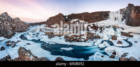 Teilweise gefrorenen Wasserfall im Winter Öxarárfoss, Fluss Öxará, Pingvellir National Park, Golden Circle, South Island Stockfoto