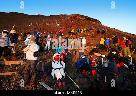 Wanderer auf der Yoshida Trail, Aufstieg zum Mount Fuji, Insel Honshu, Japan Stockfoto