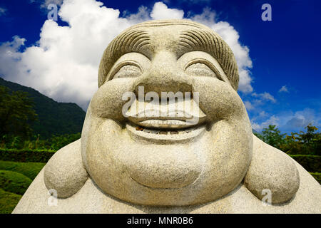 Ebisu Buddha mit Münzen in den Mund, Kumano Nachi Taisha Grand Schrein, Nakahechi Route, Kumano Kodo Wallfahrt, Kii-Mountains Stockfoto