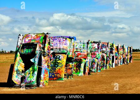 Malte Cadillacs in den Boden gerammt, Kunst im öffentlichen Raum installation Cadillac Ranch auf der Route 66, artist Stanley Marsh 3, Amarillo Stockfoto