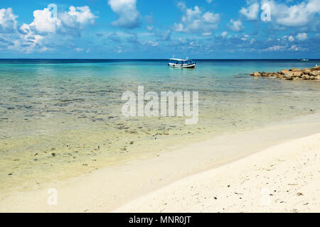 Ein verlasser weißer Sandstrand mit türkisfarbenem Meer auf der Insel Lengkuas in Balitung, Bangka Belitung in Indonesien Stockfoto