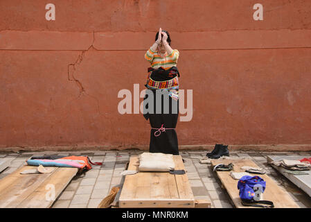 Tibetischen Pilger Niederwerfungen, Labrang Monastery, Xiahe, Gansu, China Stockfoto