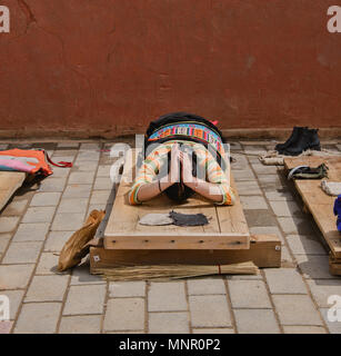 Tibetischen Pilger Niederwerfungen, Labrang Monastery, Xiahe, Gansu, China Stockfoto