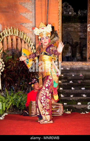 BALI - Januar 24: Legong Tanz & Ramayana von Bina Remaja Troupe. Ubud ist das Haus der traditionellen Kultur in Bali. Januar 24, 2012 in Bali, Indo Stockfoto