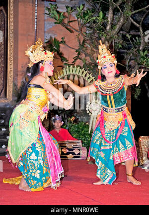 BALI - Januar 24: Legong Tanz & Ramayana von Bina Remaja Troupe. Ubud ist das Haus der traditionellen Kultur in Bali. Januar 24, 2012 in Bali, Indo Stockfoto