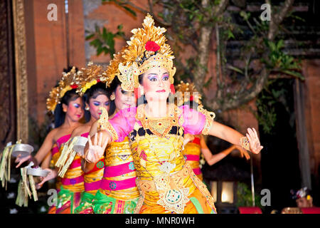 BALI - Januar 24: Legong Tanz & Ramayana von Bina Remaja Troupe. Ubud ist das Haus der traditionellen Kultur in Bali. Januar 24, 2012 in Bali, Indo Stockfoto