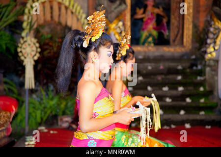 BALI - Januar 24: Legong Tanz & Ramayana von Bina Remaja Troupe. Ubud ist das Haus der traditionellen Kultur in Bali. Januar 24, 2012 in Bali, Indo Stockfoto