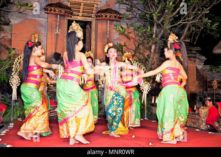 BALI - Januar 24: Legong Tanz & Ramayana von Bina Remaja Troupe. Ubud ist das Haus der traditionellen Kultur in Bali. Januar 24, 2012 in Bali, Indo Stockfoto