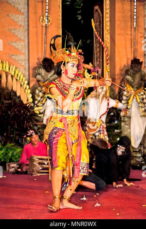 BALI - Januar 24: Ramayana Dance von Bina Remaja Troupe. Ubud ist das Haus der traditionellen Kultur in Bali. Januar 24, 2012 in Bali, Indonesien. Stockfoto