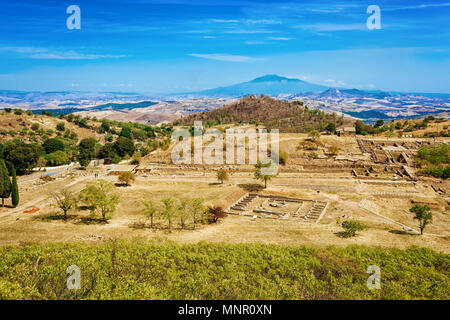 Griechische Theater mit anderen Ruinen der alten Stadt Morgantina archäologische Stätte, Sizilien, Italien Stockfoto