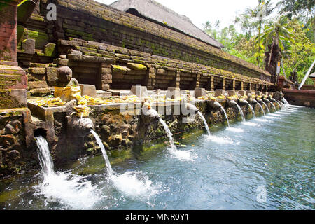 Heiligen Quellwasser im Tempel Pura Tirtha Empul inTampak, einer der wichtigsten Tempel auf Bali, Indonesien Stockfoto