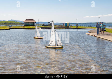 Radio Controlled vintage Modell Yachten Segeln auf Boot Teich - Largs und Bezirk Modell Boot Club, Largs, North Ayrshire, Schottland, Großbritannien Stockfoto