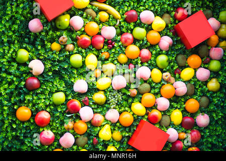Eine Zusammenstellung von Obst auf einem weißen Hintergrund. Muster aus frischen Früchten. Ansicht von oben, flache Bauform. Collage von Pflaume, Trauben, Äpfel, Blumen, Nektar Stockfoto