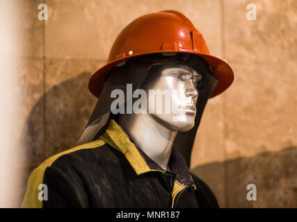 Ausstellung Feuerwehrmann dummy in fire fighter Helm und Uniform. Schützende Rettung tragen. Kopf licht Taschenlampe Stockfoto