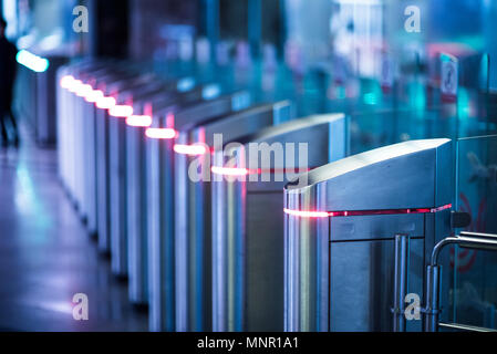 Glühende Drehkreuze auf einen Eingang an der U-Bahn Stockfoto