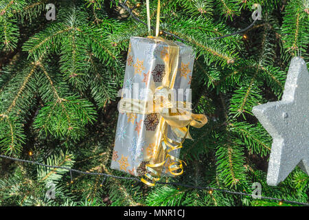 Schönen Weihnachtsbaum mit Geschenkboxen und Einkaufstaschen Stockfoto