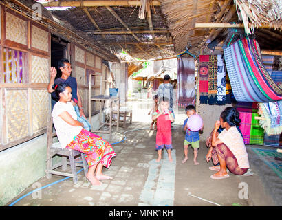 LOMBOK, Indonesien - 14. Februar: Sasak nicht identifizierte Familie im Dorf Sade, 4. Februar 2004 auf Lombok, Indonesien. Die sasak sind die Berühmtesten Stockfoto