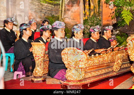 BALI - Januar 19: Legong Trance & Paradies Tanz in Ubud Palace. Ubud Palace ist der beliebteste Ort für nächtliche Tanz, Drama und Musik Performa Stockfoto