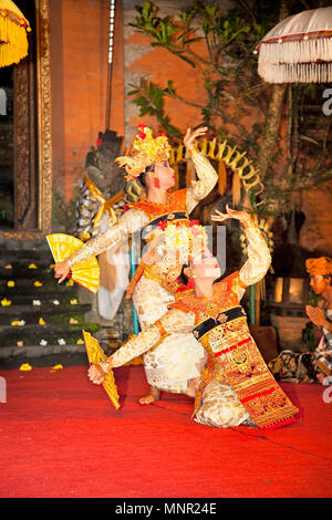 BALI - Januar 19: Legong Trance & Paradies Tanz Veranstaltungsort Ubud Palace. Ubud ist das Haus der traditionellen Kultur in Bali. Januar 19, 2012 in Bali, Indone Stockfoto