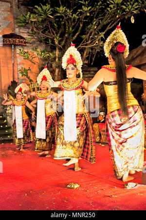 BALI - Januar 19: Legong Trance & Paradies Tanz Veranstaltungsort Ubud Palace. Ubud ist das Haus der traditionellen Kultur in Bali. Januar 19, 2012 in Bali, Indone Stockfoto