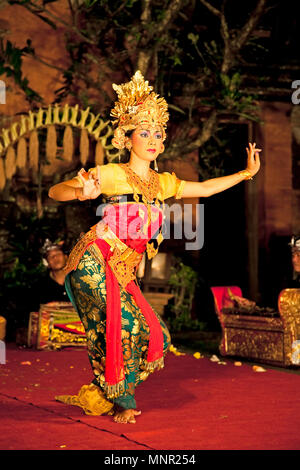 BALI - Januar 19: Legong Trance & Paradies Tanz Veranstaltungsort Ubud Palace. Ubud ist das Haus der traditionellen Kultur in Bali. Januar 19, 2012 in Bali, Indone Stockfoto