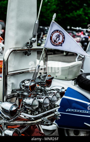 Rückseite eines Lambretta scooter Mit es ist club Flagge bei einer Kundgebung in Gosport, Hampshire Stockfoto