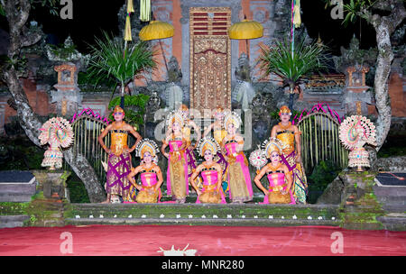 BALI - Januar 22: janger Tanz durch Janger Cahpa Warsa. Ubud ist das Haus der traditionellen Kultur in Bali. Januar 22, 2012 in Bali, Indonesien. Stockfoto