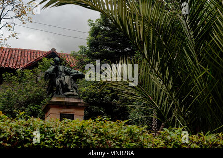 Statue eines sitzenden Rufino José Cuervo Statue. Der Schriftsteller und Sprachwissenschaftler erscheint im Denken. Plazuela de San Carlos, Bogota, Kolumbien Stockfoto