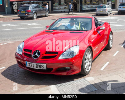 Ein 2000 registrierte roten Mercedes Benz SLK-Roadster Motor Car Stockfoto