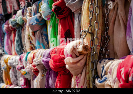 Close-up, flacher Lupenansicht des Halses Narben der Frauen auf den Verkauf in einem offenen Markt. Zeigt die große Vielfalt von Mustern und Farben zu kaufen.