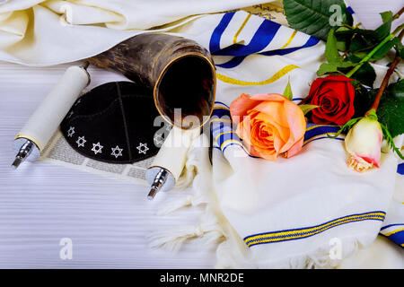 Das Judentum religiöse Dienste in einer Synagoge. Torah Schriftrollen und das Schofar musikalische Horn, Stockfoto