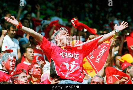 Fußball: Gelredome Arnhem, Niederlande 11.06.2000, UEFA Euro 2000 Turnier, Gruppenphase (Gruppe B), Türkei (rot) vs Italien (blau) 1:2 ---- Fans der Türkei Stockfoto