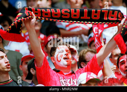 Fußball: Gelredome Arnhem, Niederlande 11.06.2000, UEFA Euro 2000 Turnier, Gruppenphase (Gruppe B), Türkei (rot) vs Italien (blau) 1:2 ---- Fans der Türkei Stockfoto