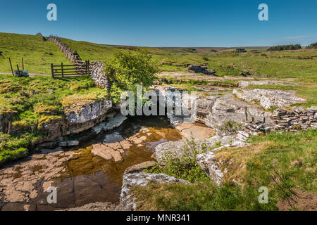 North Pennines Landschaft, Gottes Brücke, ein natürlicher Kalkstein Brücke über den Fluss Greta auf der Pennine Way in der Nähe von Bowes, Teesdale, Großbritannien Stockfoto