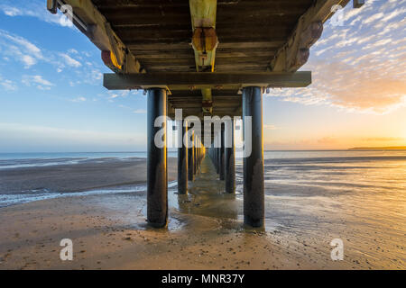 Sonnenaufgang am Urangan Pier, Hervey Bay, Fraser Coast, Queensland, Australien Stockfoto