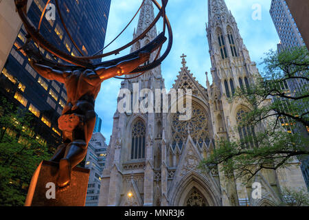 New York, USA - Mai 8, 2018: Atlas Statue und St. Patrick's Cathedral in der Nacht in der Fifth Avenue, Manhattan, New York City entfernt Stockfoto