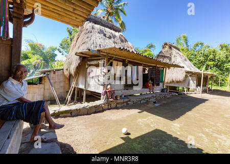 LUBA, Indonesien - 19. Mai: Ein unbekannter Mann entspannt auf seiner Veranda am 19. Mai 2017 in Luba, Indonesien. Stockfoto