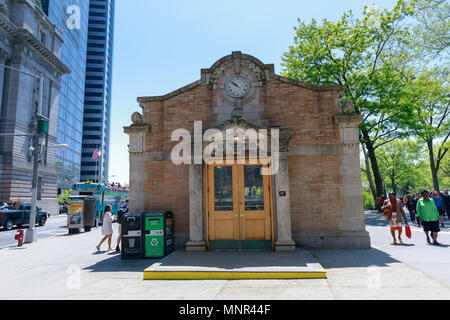 New York, USA - Mai 9, 2018: Das Bowling Green-Haus, einem historischen U-Bahn Eingang, in Lower Manhattan, New York City. Stockfoto