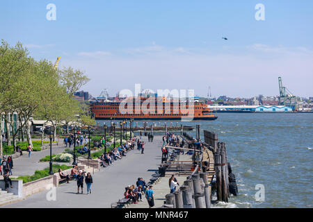 New York, USA - Mai 9, 2018: Die massive Staten Island Fähre vom Battery Park in New York City. Es ist eine freie Fahrten, bietet einen herrlichen Blick o Stockfoto