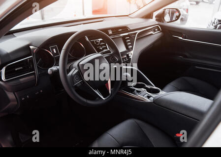 Blick in das Innere eines modernen Automobils zeigt das Armaturenbrett Stockfoto