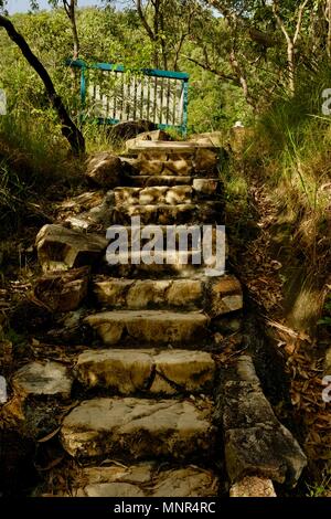 Vorgeformte Stein wie konkrete Schritte bis zum Aussichtspunkt am Jourama Falls, Bruce Hwy, Yuruga QLD, Australia Stockfoto