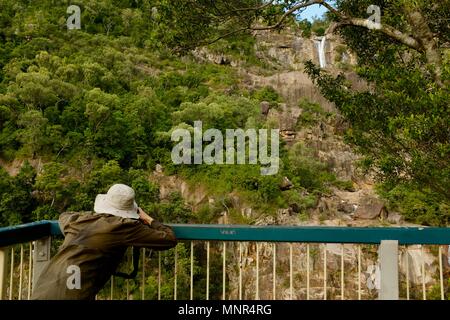 Mann fotografieren Jourama Falls, Jourama Falls, Bruce Hwy, Yuruga QLD, Australia Stockfoto