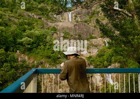 Mann fotografieren Jourama Falls, Jourama Falls, Bruce Hwy, Yuruga QLD, Australia Stockfoto