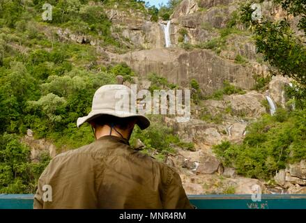 Mann fotografieren Jourama Falls, Jourama Falls, Bruce Hwy, Yuruga QLD, Australia Stockfoto