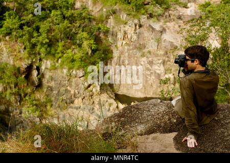 Mann fotografieren Jourama Falls, Jourama Falls, Bruce Hwy, Yuruga QLD, Australia Stockfoto