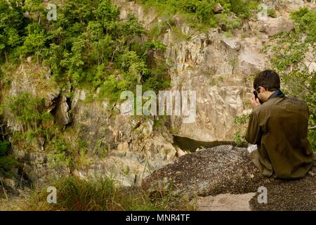 Mann fotografieren Jourama Falls, Jourama Falls, Bruce Hwy, Yuruga QLD, Australia Stockfoto